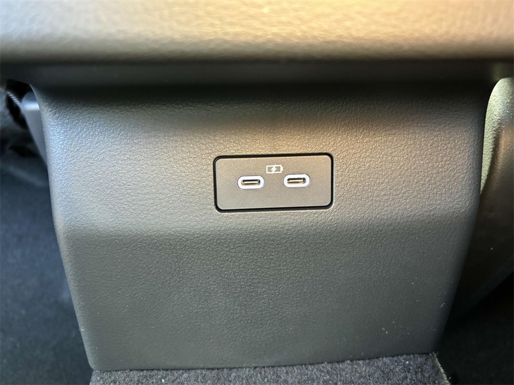 Vehicle image 27 of 33