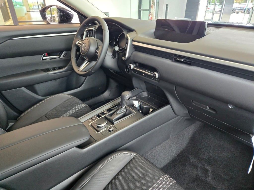2025 Mazda CX-50 2.5 S Premium Package Image 11 of 30