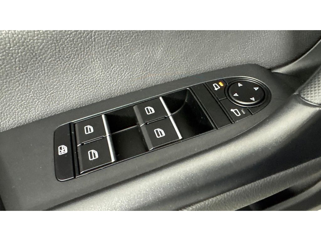 Vehicle image 27 of 33
