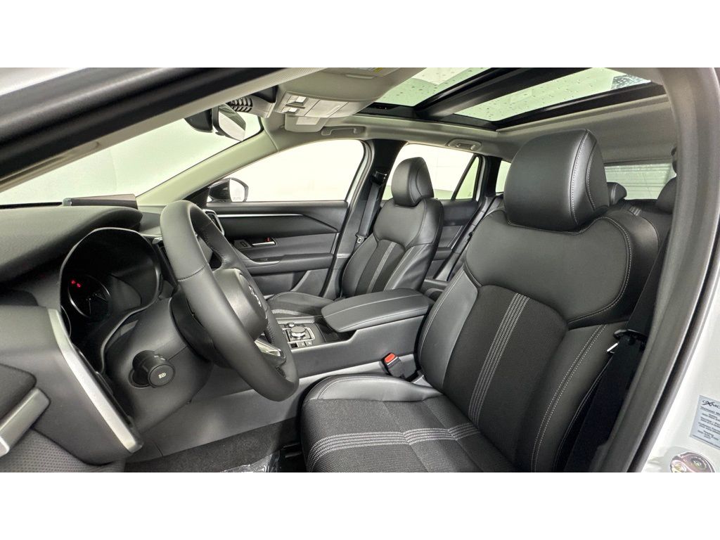 Vehicle image 14 of 33