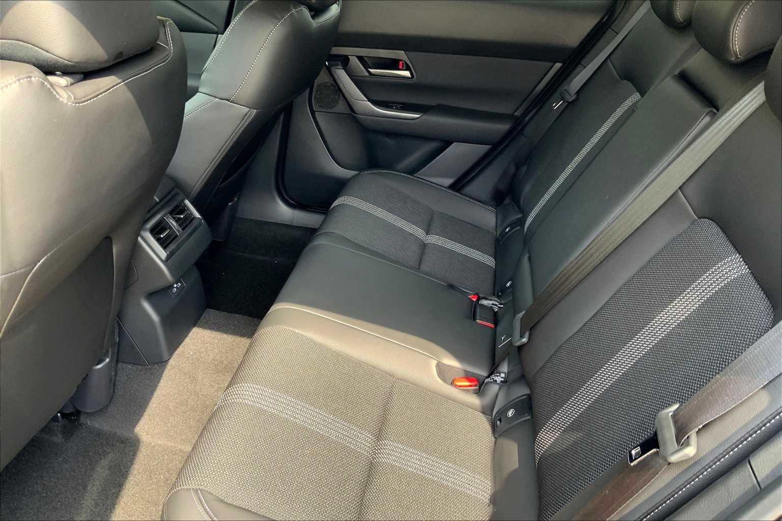 2025 Mazda CX-50 2.5 S Premium Package Image 8 of 20