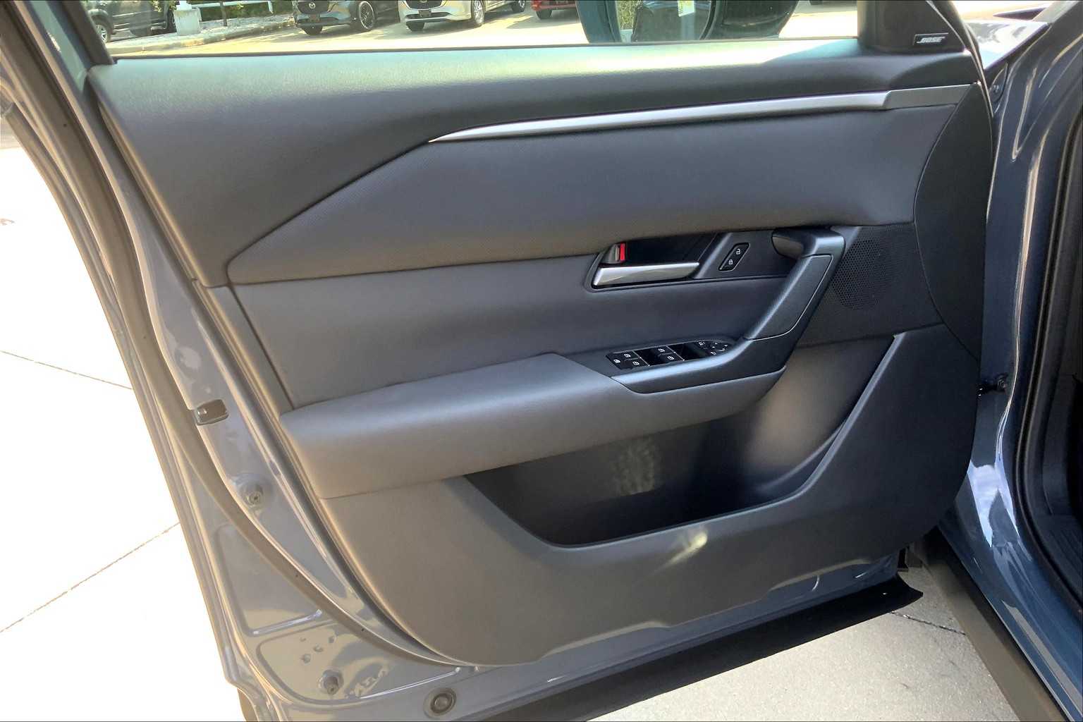 2025 Mazda CX-50 2.5 S Premium Package Image 16 of 20