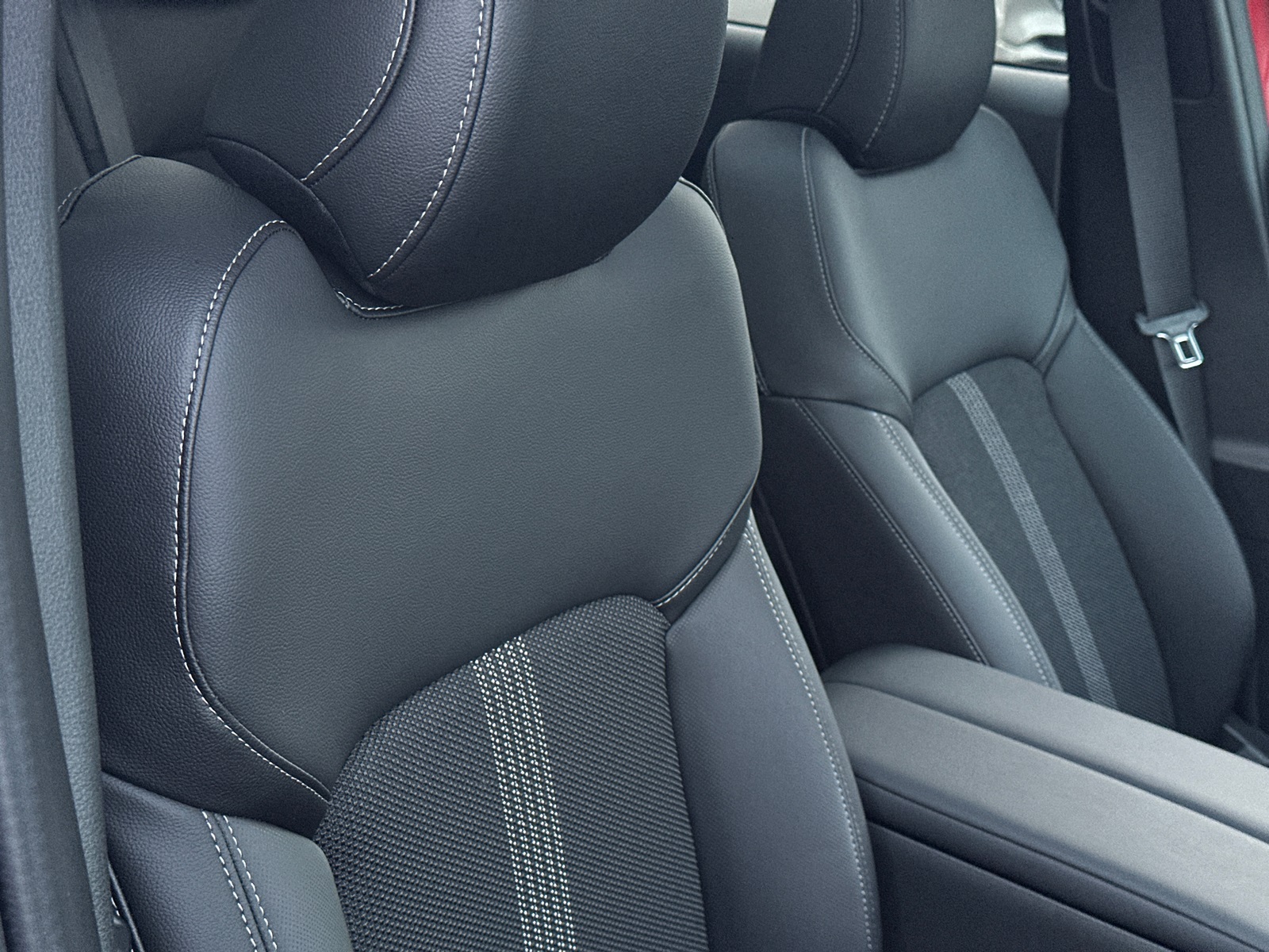 2025 Mazda CX-50 2.5 S Premium Package Image 8 of 37