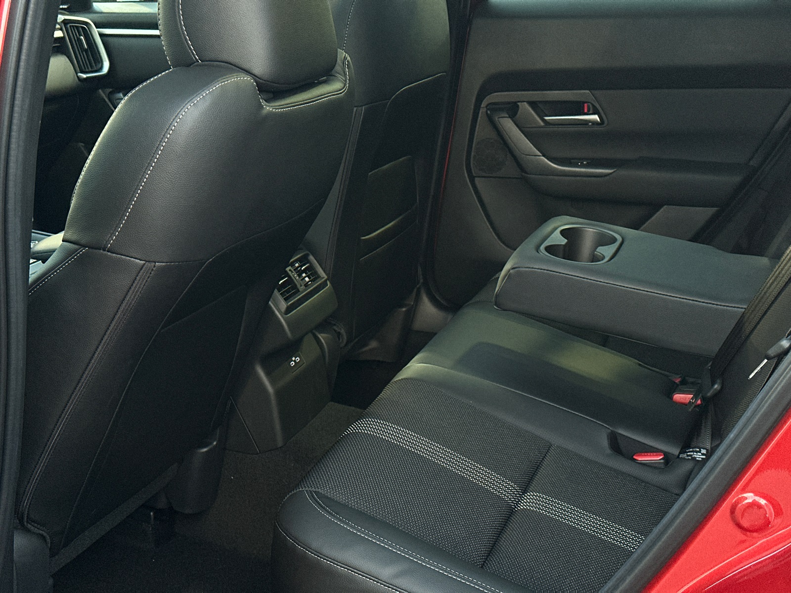 2025 Mazda CX-50 2.5 S Premium Package Image 10 of 37