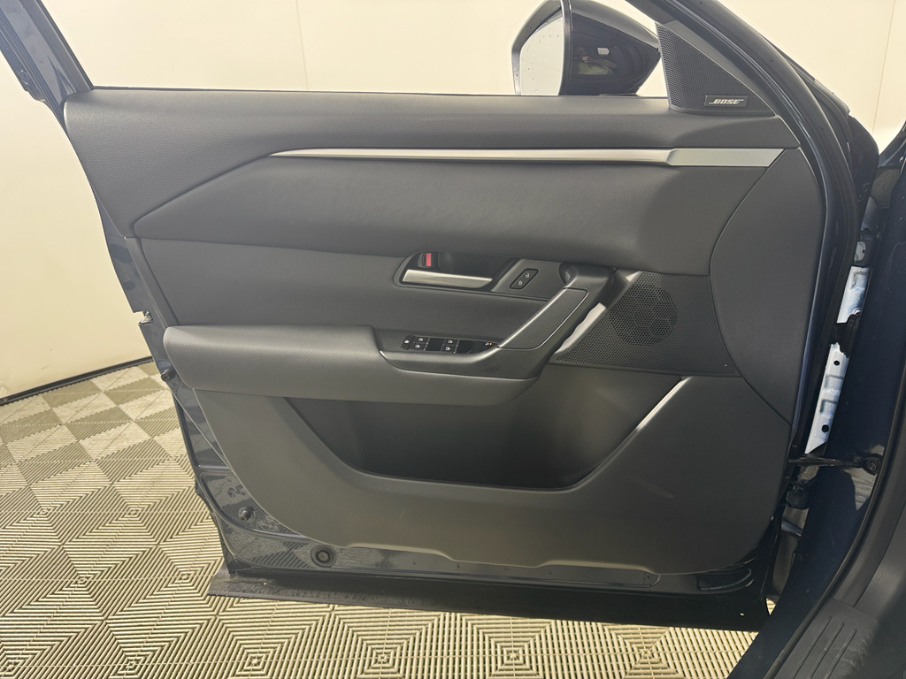 Vehicle image 27 of 32