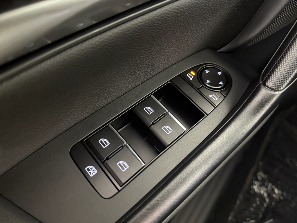 Vehicle image 28 of 32