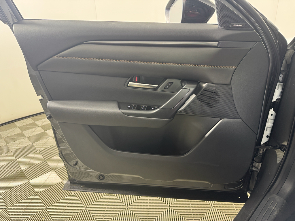 Vehicle image 27 of 33