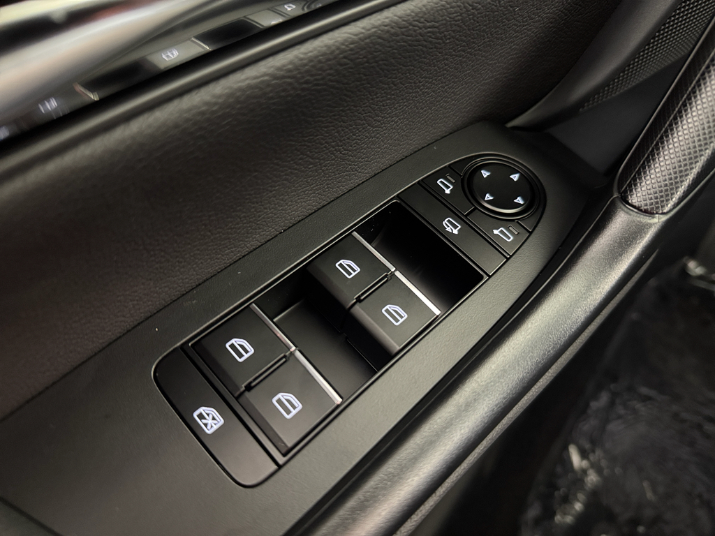 Vehicle image 28 of 33