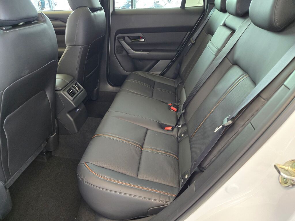 2025 Mazda CX-50 2.5 S Premium Plus Package Image 7 of 31