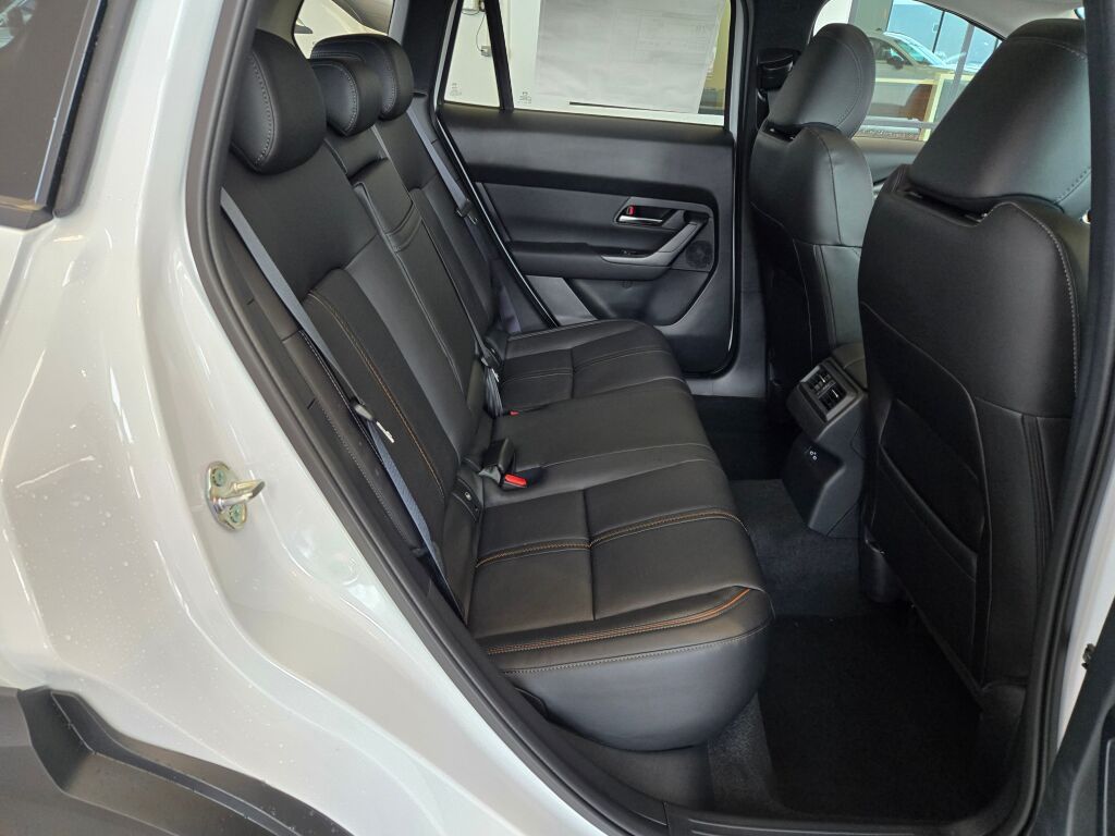 2025 Mazda CX-50 2.5 S Premium Plus Package Image 6 of 31