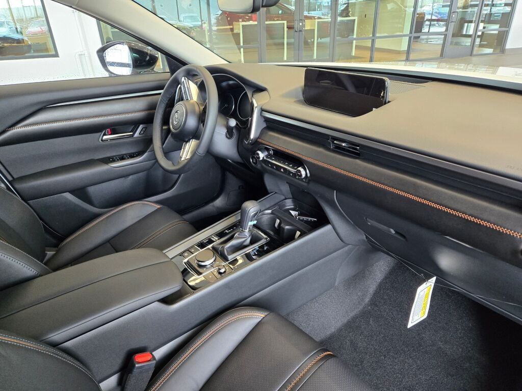2025 Mazda CX-50 2.5 S Premium Plus Package Image 13 of 31