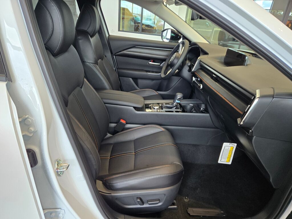 2025 Mazda CX-50 2.5 S Premium Plus Package Image 8 of 31