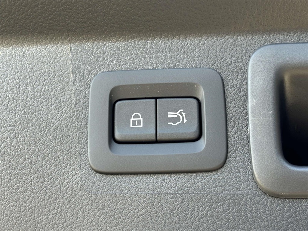 Vehicle image 33 of 34