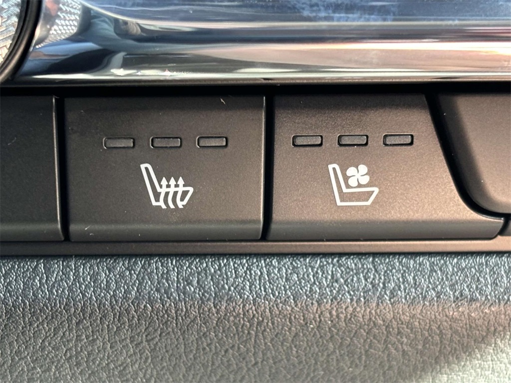 Vehicle image 23 of 34