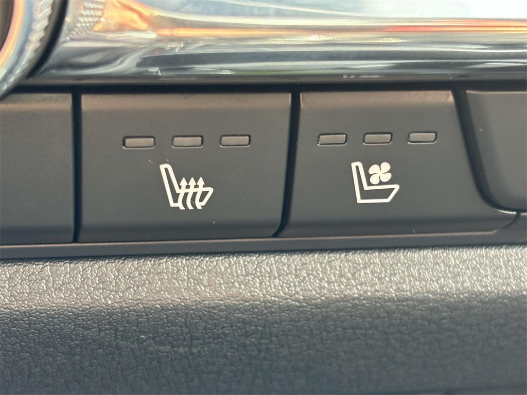 Vehicle image 23 of 34