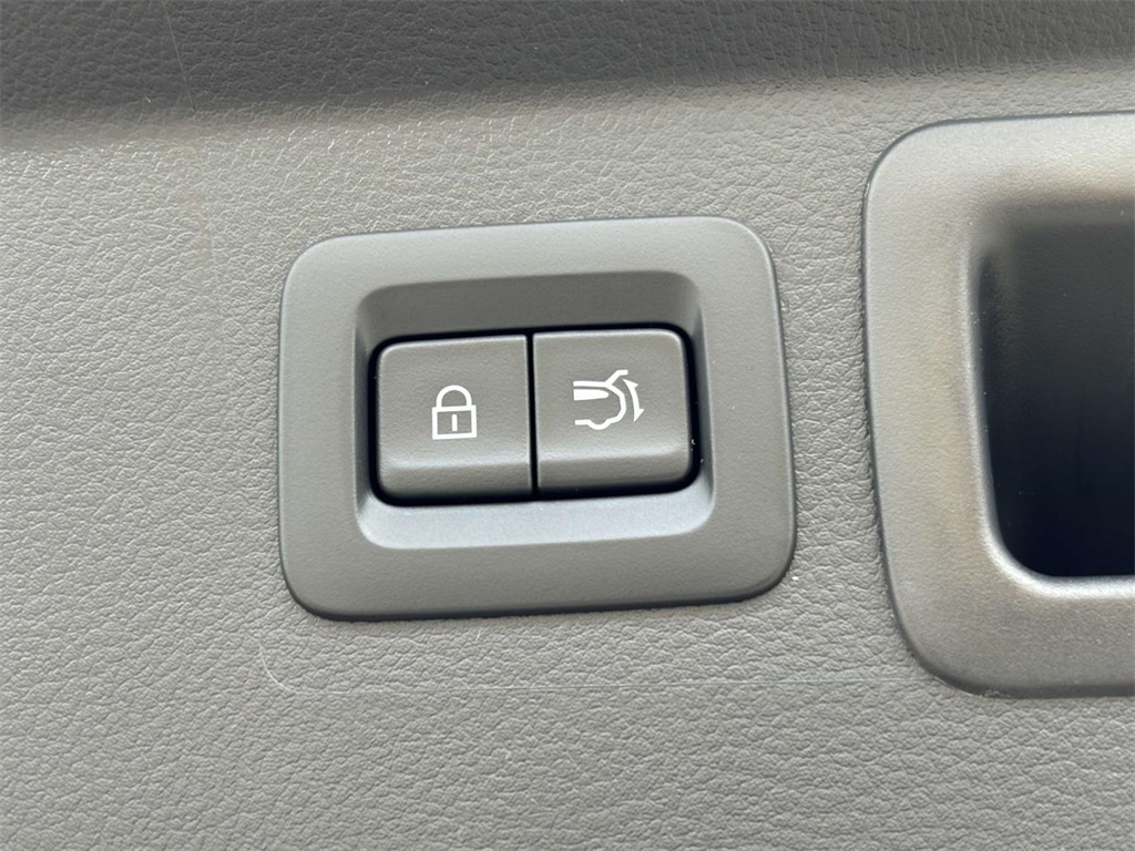 Vehicle image 33 of 34