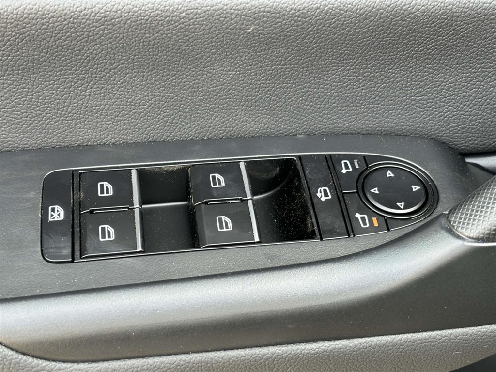 Vehicle image 14 of 34