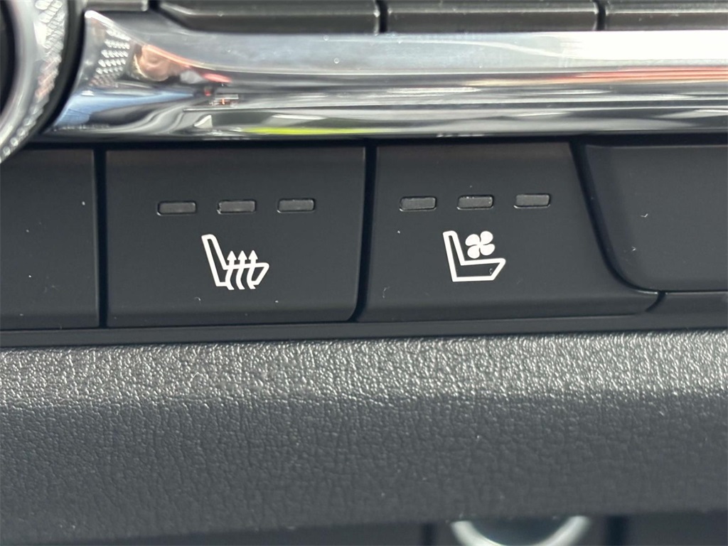 Vehicle image 23 of 34