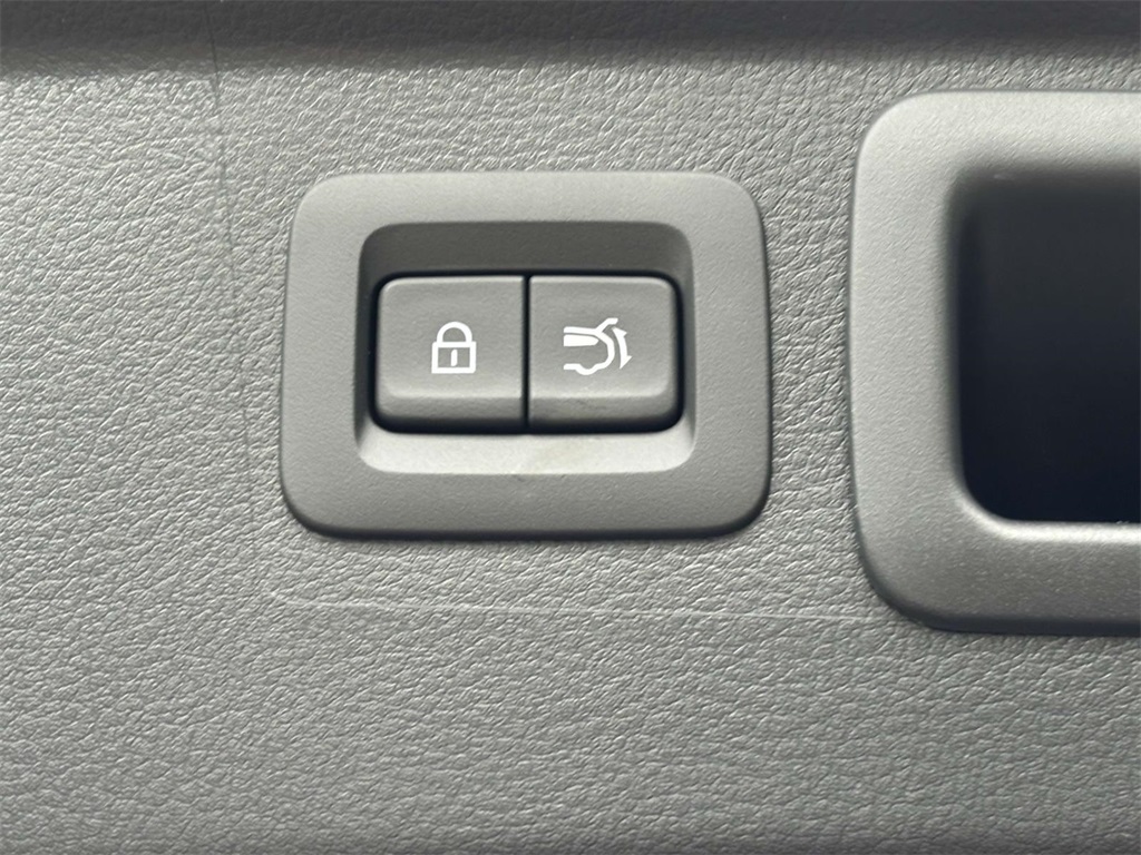 Vehicle image 33 of 34