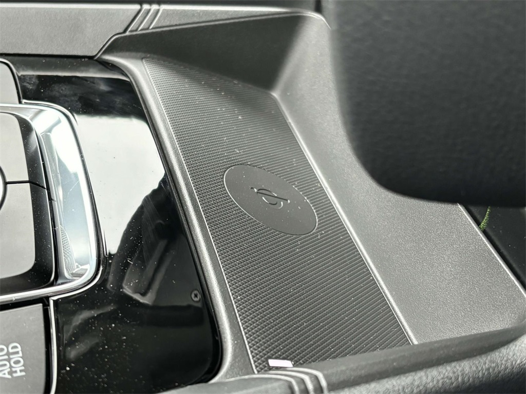 Vehicle image 25 of 34