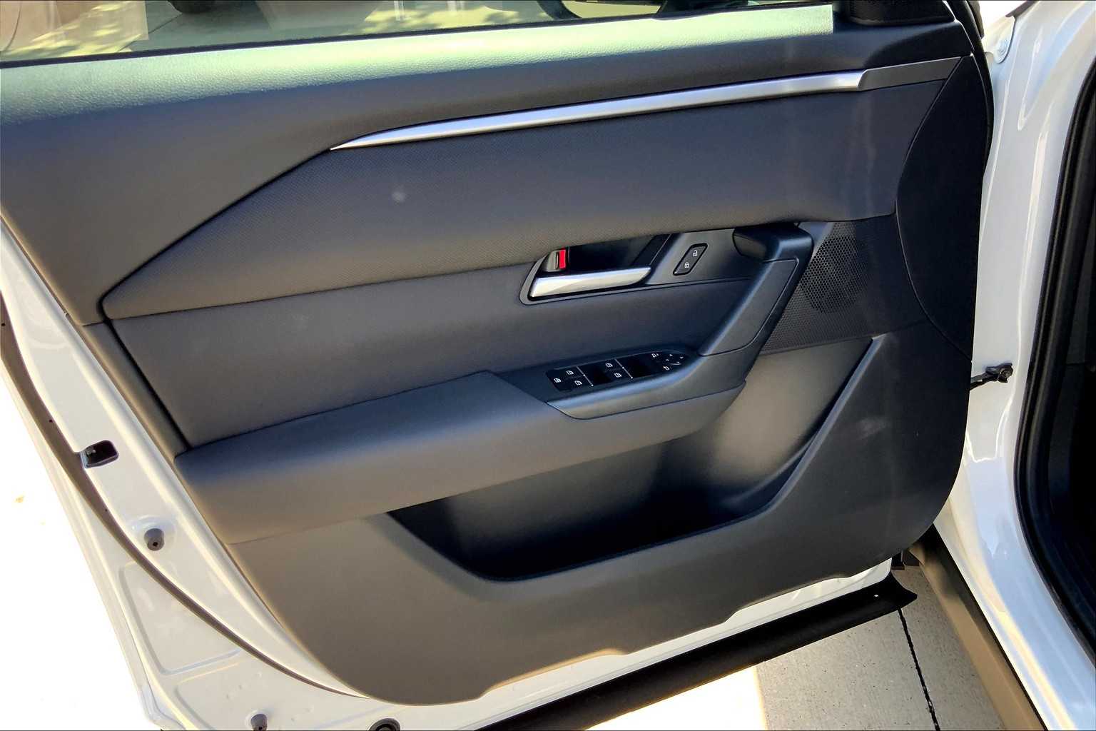 2025 Mazda CX-50 2.5 S Select Package Image 14 of 20