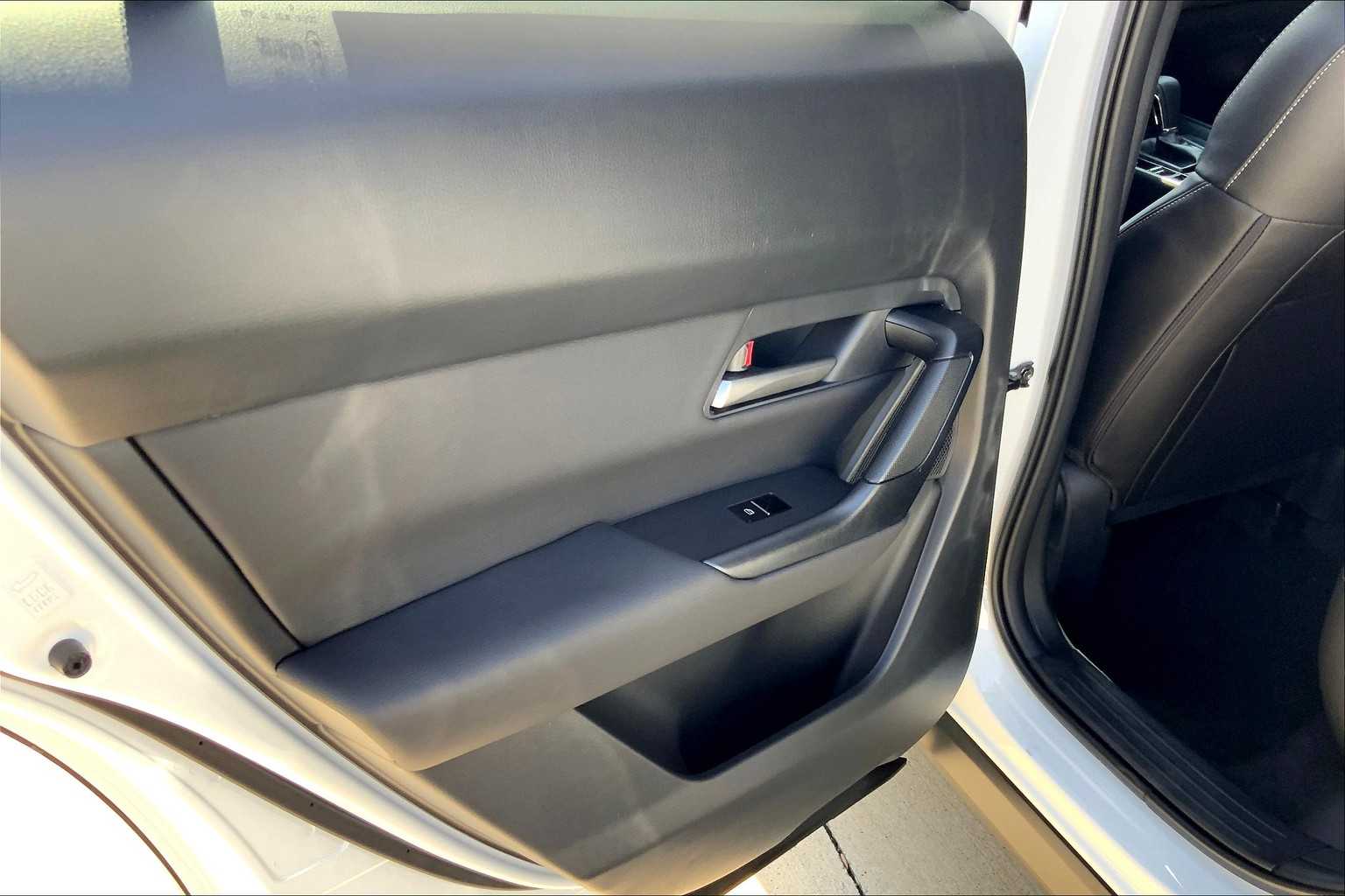 2025 Mazda CX-50 2.5 S Select Package Image 15 of 20