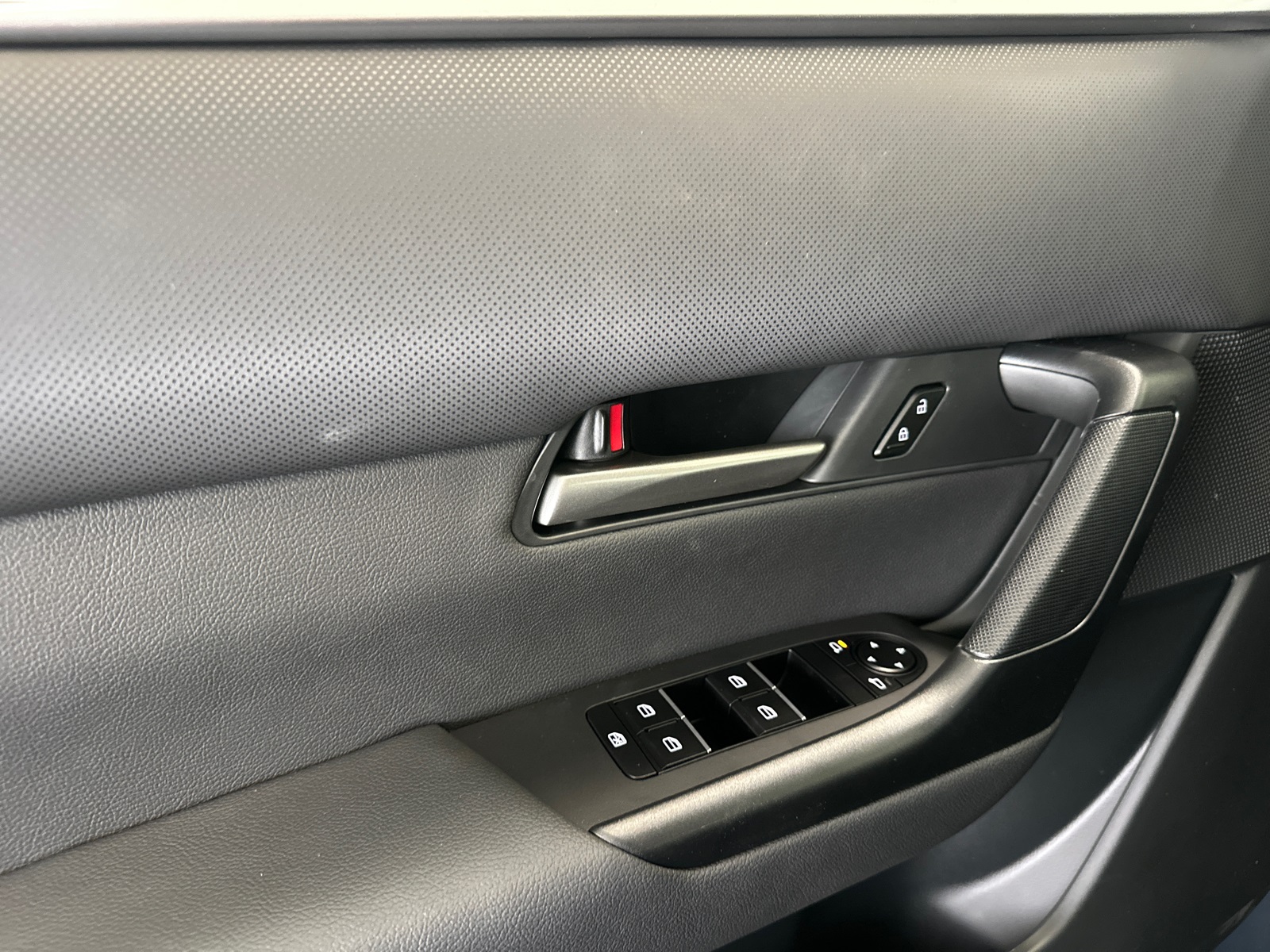 2025 Mazda CX-50 2.5 S Select Package Image 23 of 35