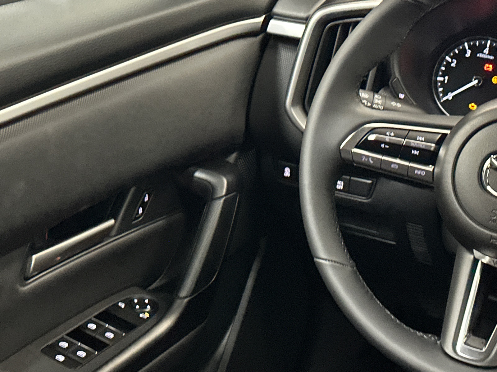 2025 Mazda CX-50 2.5 S Select Package Image 27 of 33