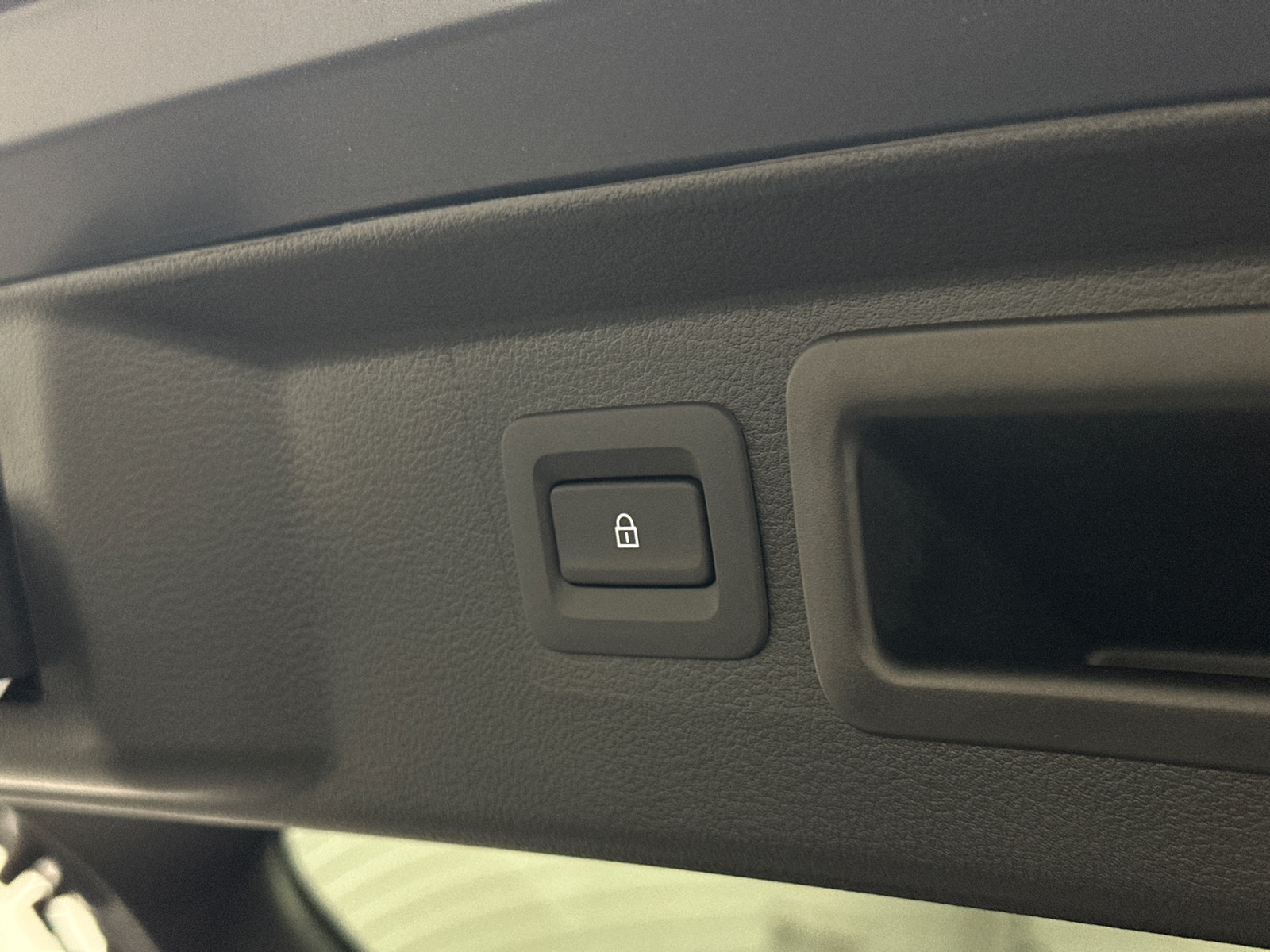 2025 Mazda CX-50 2.5 S Select Package Image 32 of 33