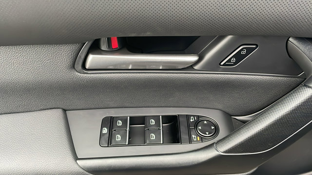 Vehicle image 32 of 37