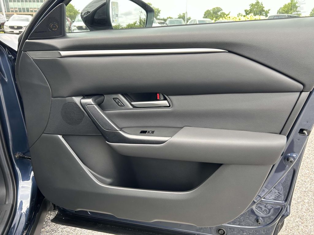 Vehicle image 23 of 30