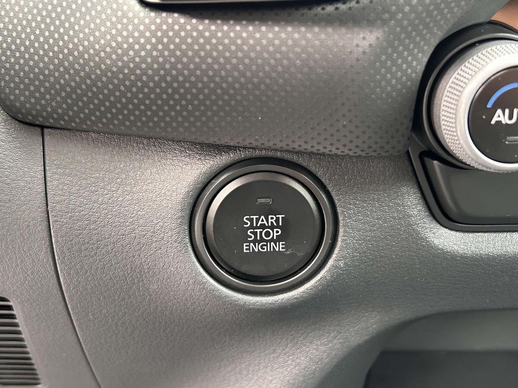 Vehicle image 25 of 30
