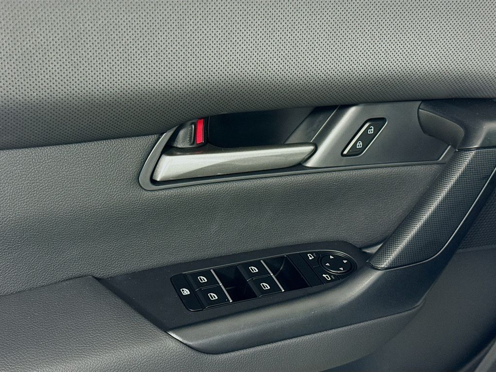 Vehicle image 18 of 32