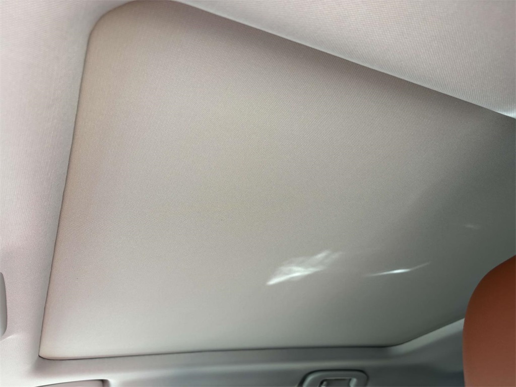 Vehicle image 28 of 33