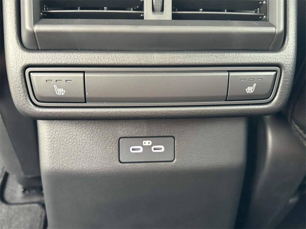 Vehicle image 27 of 33