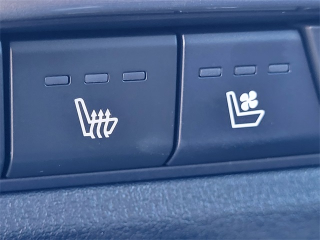 Vehicle image 19 of 24
