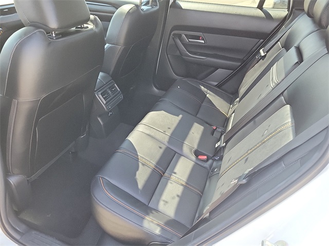 Vehicle image 19 of 23