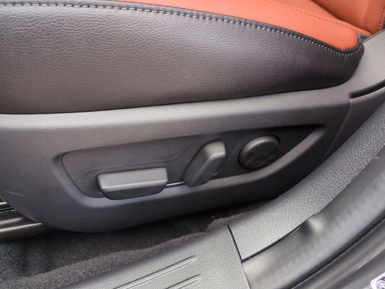 Vehicle image 33 of 34