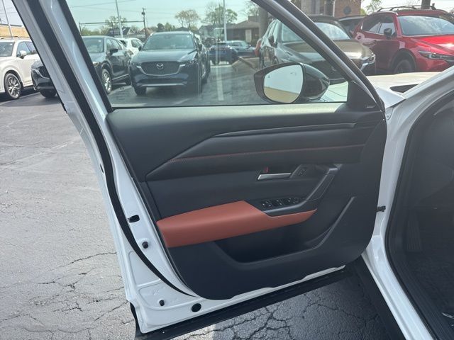 Vehicle image 13 of 18