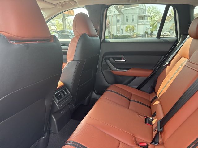 Vehicle image 14 of 18
