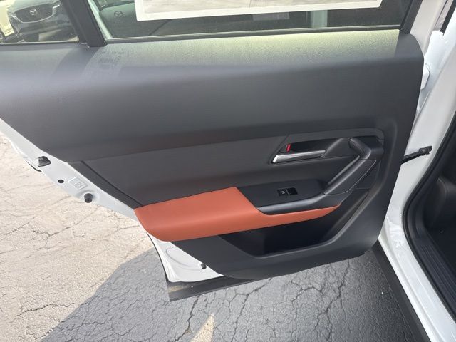 Vehicle image 15 of 18