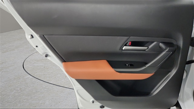 Vehicle image 27 of 42
