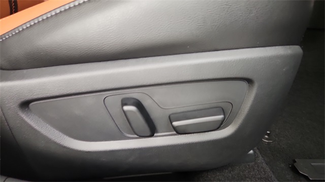 Vehicle image 35 of 42