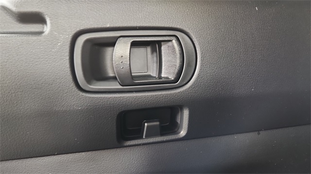 Vehicle image 40 of 42
