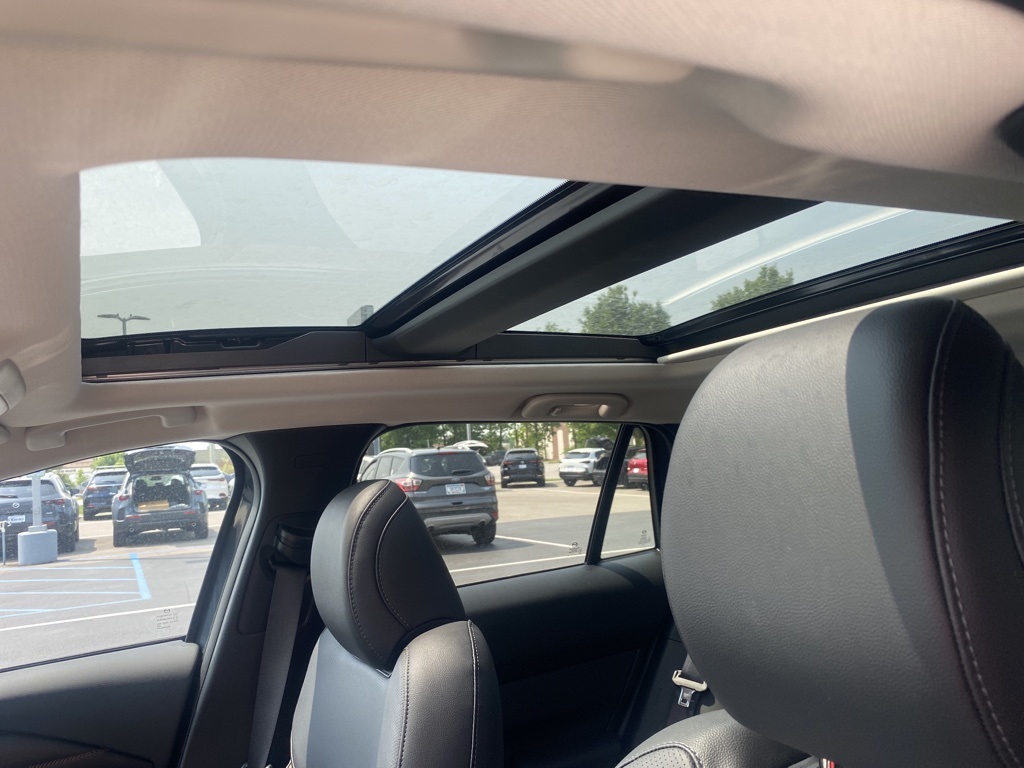 Vehicle image 17 of 28