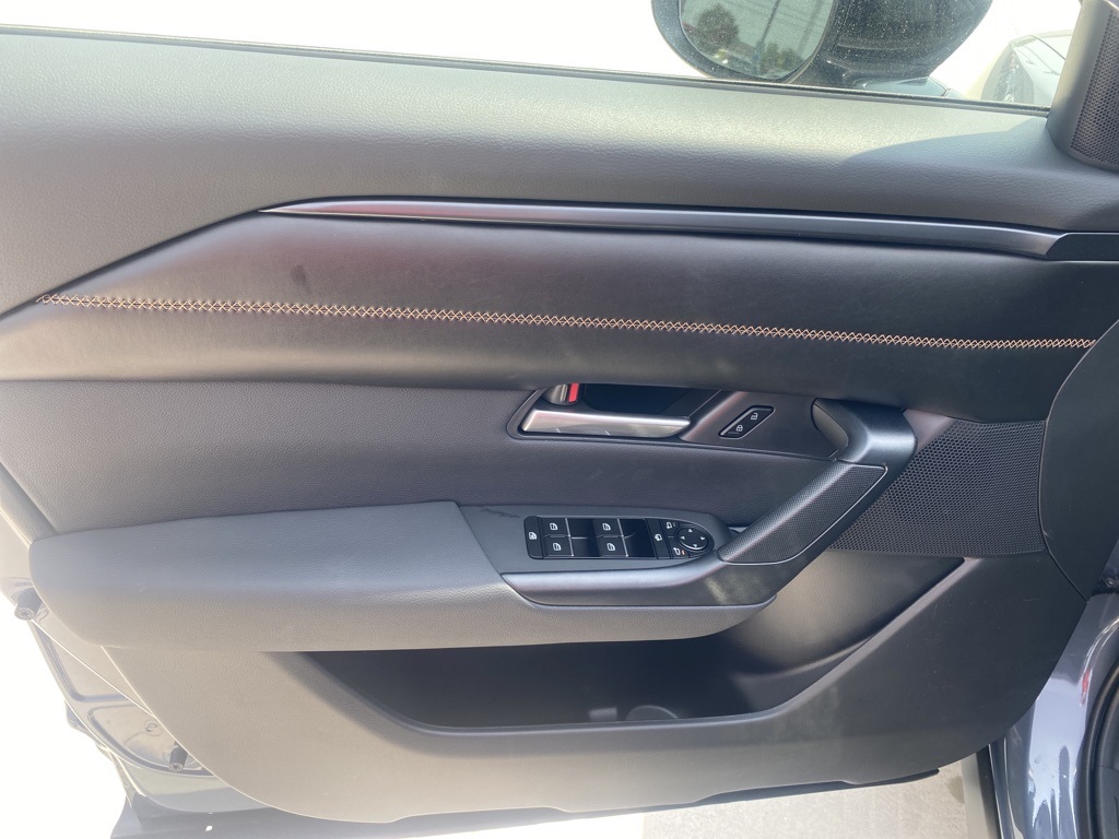 Vehicle image 14 of 28