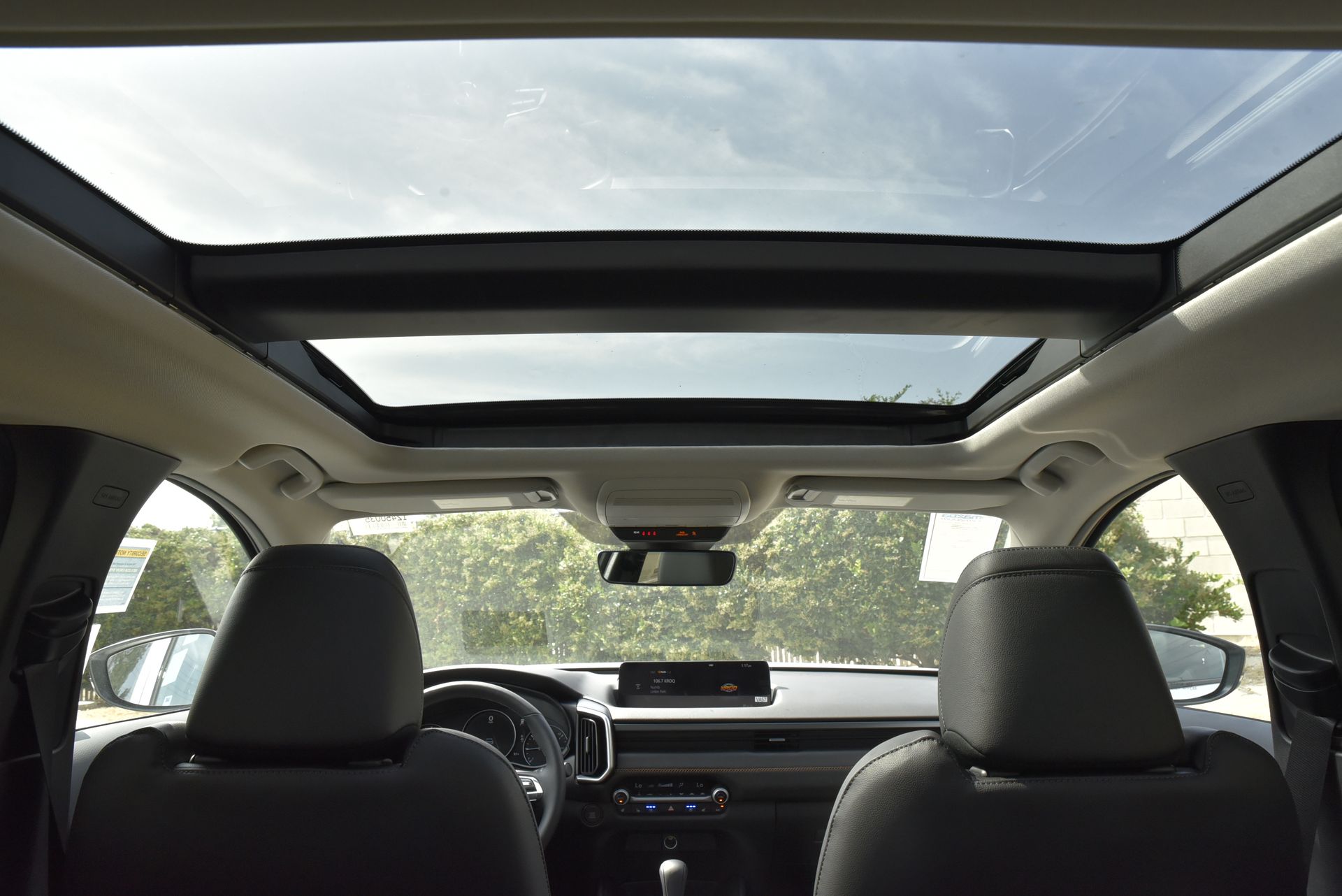 Vehicle image 16 of 18
