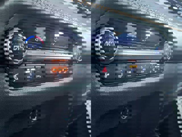 Vehicle image 28 of 30