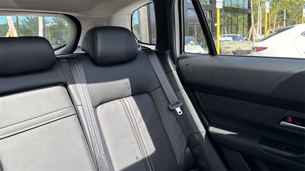 Vehicle image 33 of 64