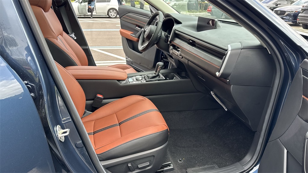 Vehicle image 32 of 64